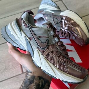 NIKE V2K RUN SMOKEY MUAVE